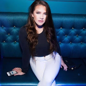 Meet your Posher, Chloe